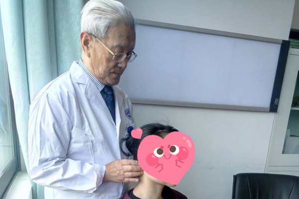 他让喉癌患者重获新“声”！9旬医学泰斗屠规益教授来深坐诊