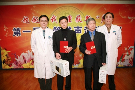 唐平章、徐震纲教授为二等奖获得者颁奖