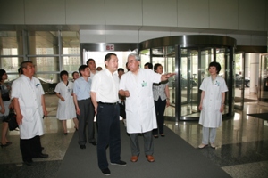 张茅书记一行视察肿瘤医院外科楼