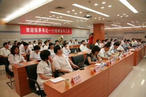 医院领导班子全体成员、临床及职能部门负责人热烈欢迎张茅书记一行