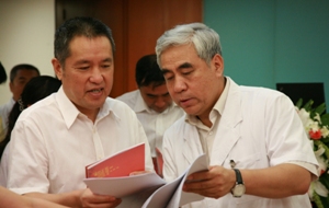  张茅书记与赵平院长亲切交谈